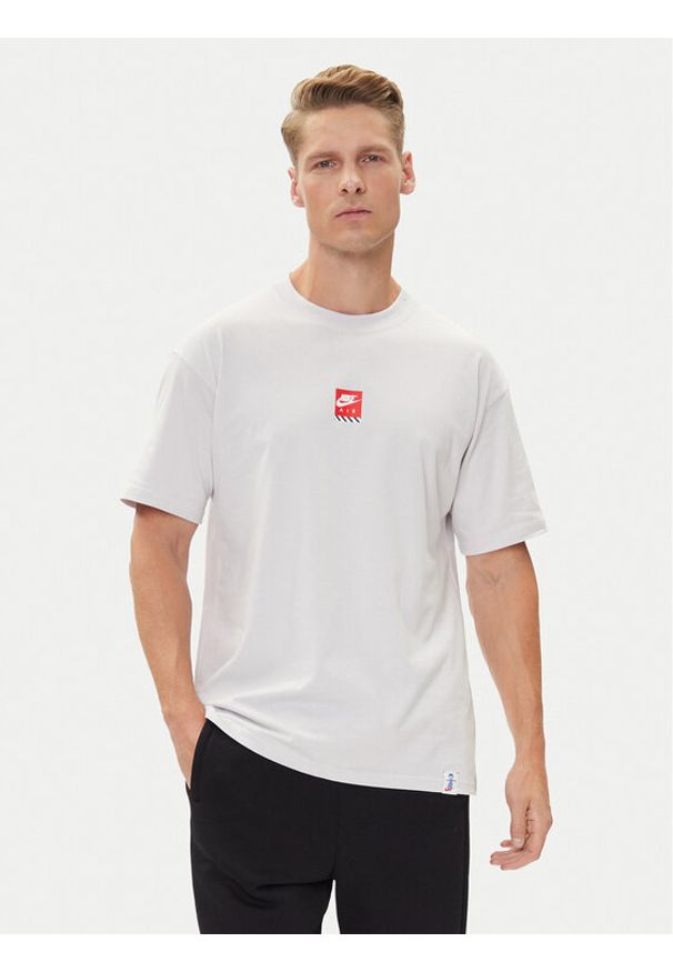 Nike T-Shirt HJ0768 Szary Regular Fit. Kolor: szary. Materiał: bawełna
