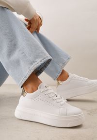 Renee - Biało-Złote Sneakersy VICES Ozdobione Gwiazdą i Błyszczącą Wstawką Oranatta. Okazja: na co dzień. Kolor: biały. Materiał: jeans. Wzór: aplikacja #1