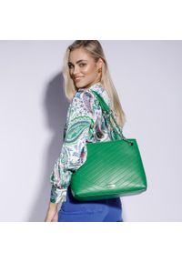 Wittchen - Torebka worek z przeszyciami na łańcuszku zielona. Kolor: zielony. Wzór: haft. Dodatki: z haftem. Materiał: skórzane. Styl: rockowy, casual, elegancki #4