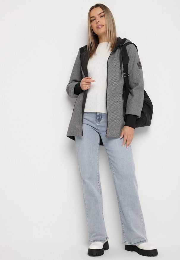 Born2be - Czarna Kurtka o Pudełkowym Kroju z Kapturem Tulavera. Okazja: na spacer, na co dzień. Typ kołnierza: kaptur. Kolor: czarny. Materiał: jeans. Styl: casual