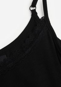 Born2be - Czarny Bawełniany Top Bieliźniany z Koronką na Regulowanych Ramiączkach Beralisa. Okazja: na co dzień. Kolor: czarny. Materiał: bawełna, koronka. Długość rękawa: na ramiączkach. Wzór: koronka. Sezon: zima, jesień. Styl: casual, klasyczny #7