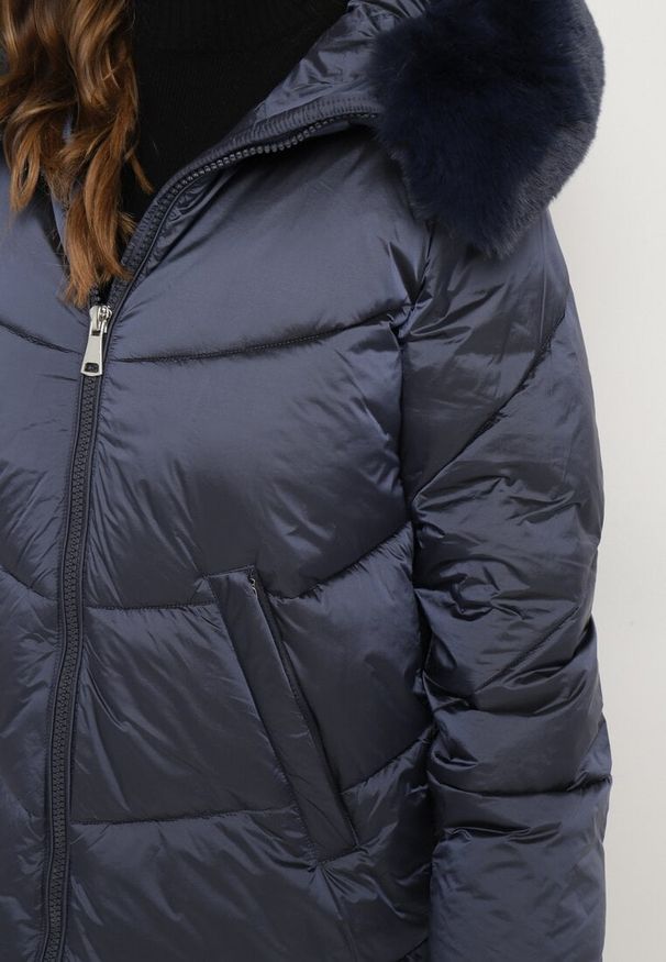 Born2be - Granatowa Pikowana Kurtka z Kapturem Dłuższym Tyłem i Szerokim Futrzanym Kołnierzem Derinna. Okazja: na co dzień. Typ kołnierza: kaptur. Kolor: niebieski. Materiał: futro. Długość: długie. Sezon: zima. Styl: casual