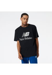 Koszulka New Balance MT21529BK - czarna. Kolor: czarny. Materiał: bawełna, dzianina, materiał. Długość rękawa: krótki rękaw. Długość: krótkie. Wzór: napisy