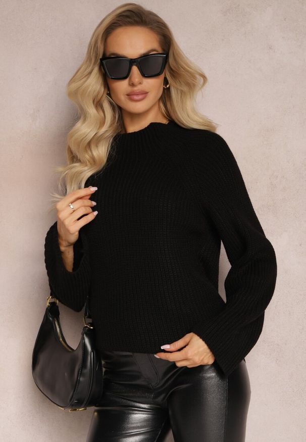 Renee - Czarny Dzianinowy Golf z Rozszerzanymi Rękawami z Rozcięciem Vucta. Typ kołnierza: golf. Kolor: czarny. Materiał: dzianina