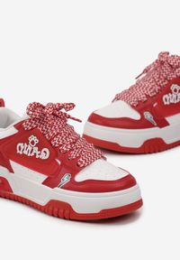 Renee - Czerwone Sznurowane Sneakersy na Niskiej Platformie Ozdobione Naszywkami Pixila. Kolor: czerwony. Wzór: aplikacja. Obcas: na platformie #3
