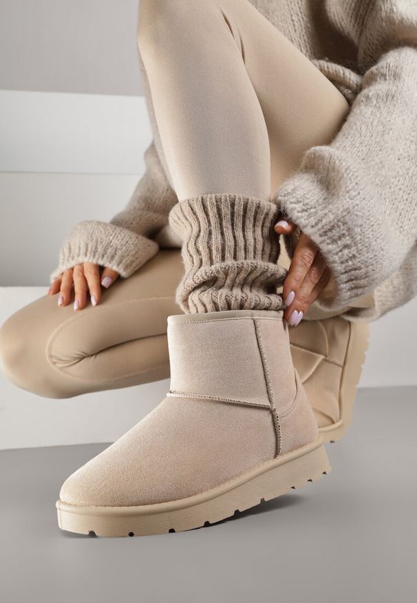 Born2be - Beżowe Wsuwane Śniegowce do Kostki z Imitacji Zamszu Atuvitta. Okazja: na co dzień. Zapięcie: bez zapięcia. Kolor: beżowy. Materiał: zamsz. Styl: casual