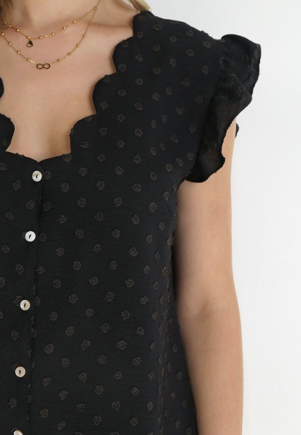 Born2be - Czarna Bluzka Top z Tkaniny Plumeti z Falbankami przy Ramionach Fatalie. Okazja: na co dzień. Typ kołnierza: kołnierz z falbankami. Kolor: czarny. Materiał: tkanina. Styl: casual