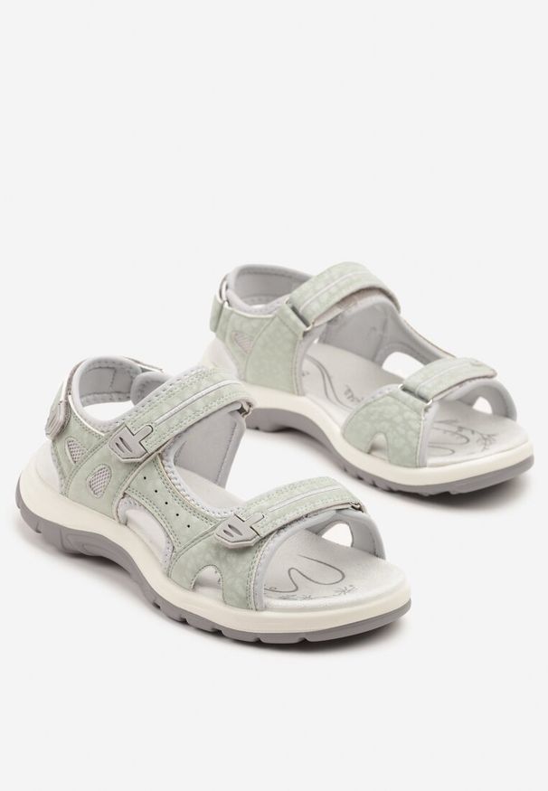 Renee - Jasnozielone Sandały Vices Ozdobione Geometrycznym Motywem Korazia. Zapięcie: rzepy. Kolor: zielony. Wzór: geometria, aplikacja. Sezon: lato. Obcas: na obcasie. Styl: klasyczny. Wysokość obcasa: niski