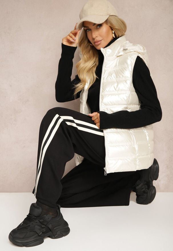 Renee - Biała Pikowana Kamizelka z Odpinanym Kapturem Zinnailia. Okazja: na co dzień. Kolor: biały. Materiał: jeans. Styl: elegancki, casual