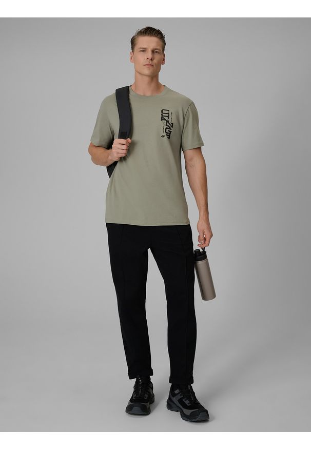 4f - 4F T-shirt regular z nadrukiem męski - khaki L. Okazja: na spacer, na co dzień. Kolor: oliwkowy, brązowy, wielokolorowy. Materiał: dzianina, bawełna. Wzór: nadruk. Styl: casual