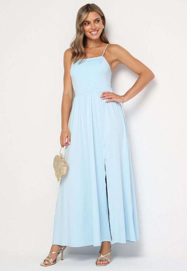 Born2be - Jasnoniebieska Sukienka Maxi na Ramiączkach z Rozcięciem na Dole i Kwadratowym Dekoltem Jacklyn. Typ kołnierza: dekolt kwadratowy. Kolor: niebieski. Długość rękawa: na ramiączkach. Sezon: wiosna, lato. Długość: maxi