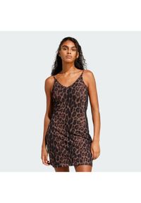 Adidas - adidas Sukienka codzienna Seasonal Essentials Leopard Print JZ0204 Brązowy Slim Fit. Okazja: na co dzień. Kolor: brązowy. Materiał: bawełna. Wzór: nadruk. Typ sukienki: proste. Styl: casual #1
