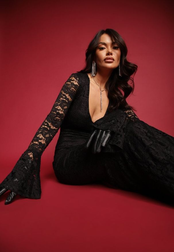 Renee - Czarna Dopasowana Sukienka Zdobiona Koronką z Rozszerzanym Dołem Hannalis. Okazja: na imprezę. Kolor: czarny. Materiał: koronka. Wzór: koronka, aplikacja. Typ sukienki: dopasowane. Styl: elegancki