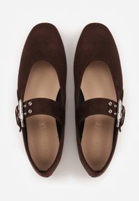 Born2be - Ciemnobrązowe Balerinki Vices ze Skórzaną Wkładką i Szerokim Paskiem ze Sprzączką Rilucea. Okazja: na co dzień. Zapięcie: pasek. Kolor: brązowy. Materiał: skóra. Obcas: na płaskiej podeszwie. Styl: casual, rockowy #2