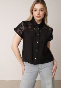 Born2be - Czarna Koszula z Wiskozy na Krótki Rękaw z Ażurowymi Wstawkami Kakara. Okazja: na co dzień, do pracy, na spotkanie biznesowe. Kolor: czarny. Materiał: wiskoza. Długość rękawa: krótki rękaw. Długość: krótkie. Wzór: ażurowy. Styl: klasyczny, casual, biznesowy, elegancki #7