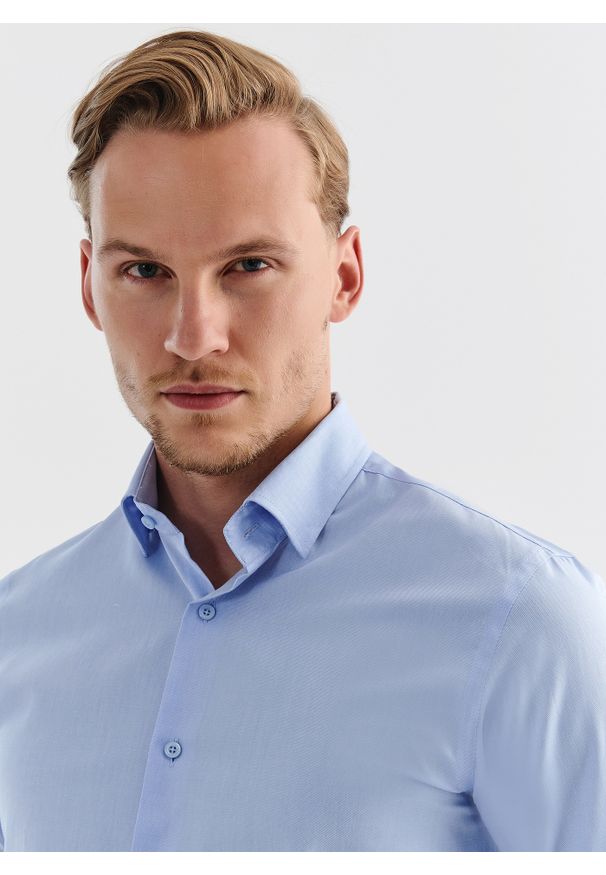 Pako Lorente - PAKO LORENTE – Gładka elegancka koszula męska w kolorze błękitnym. Typ kołnierza: kołnierzyk klasyczny. Kolor: niebieski. Materiał: bawełna. Długość rękawa: długi rękaw. Długość: długie. Wzór: gładki. Styl: elegancki