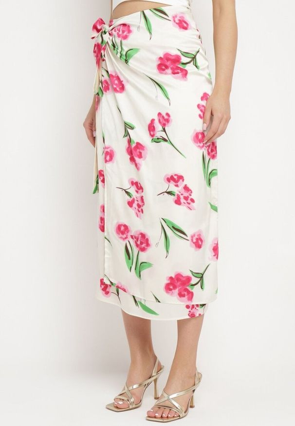 Born2be - Beżowo-Różowa Spódnica Satynowa o Kopertowym Fasonie Wiązana w Pasie w Kwiatowy Print Aisaleva. Okazja: na co dzień. Kolor: beżowy. Materiał: satyna. Wzór: nadruk, kwiaty. Styl: casual, klasyczny