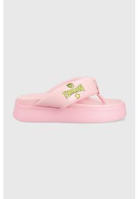 Chiara Ferragni japonki CF3149_012 damskie kolor różowy na platformie CF PLATFORM FLIP FLOP. Kolor: różowy. Materiał: materiał. Obcas: na platformie #1