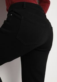 Born2be - Czarne Casualowe Jeansy o Kroju Mom Fit Arettia. Okazja: na co dzień. Stan: podwyższony. Kolor: czarny. Styl: casual #6