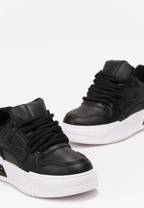 Renee - Czarne Sneakersy na Platformie z Imitacji Skóry z Przeszyciami i Sznurowaniem Celende. Okazja: na co dzień. Kolor: czarny. Materiał: skóra. Obcas: na platformie