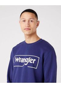 Wrangler - WRANGLER FRAME LOGO CREW MĘSKA BLUZA LOGO NADRUK BLUE W662HAB51. Wzór: nadruk