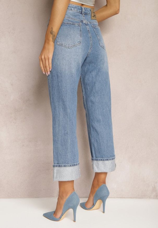 Renee - Niebieskie Jeansy z Podwiniętymi Nogawkami Ozdobionymi Cyrkoniami Anagri. Okazja: na co dzień. Stan: podwyższony. Kolor: niebieski. Wzór: aplikacja. Styl: glamour, casual, elegancki, wizytowy, klasyczny