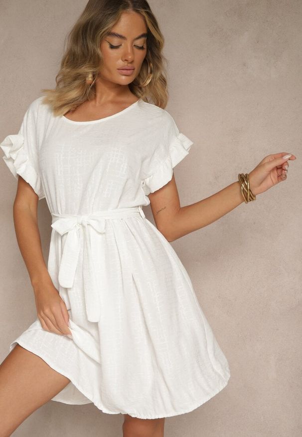 Renee - Biała Sukienka z Paskiem i Falbankami przy Rękawach Folunelle. Okazja: na co dzień. Typ kołnierza: kołnierz z falbankami. Kolor: biały. Styl: elegancki, casual, klasyczny