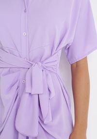 Born2be - Fioletowa Koszulowa Sukienka Midi z Ozdobnym Wiązaniem i Marszczeniem Eudolia. Okazja: na co dzień. Typ kołnierza: dekolt w serek. Kolor: fioletowy. Długość rękawa: krótki rękaw. Sezon: wiosna, lato. Typ sukienki: koszulowe. Styl: casual, klasyczny. Długość: midi #4