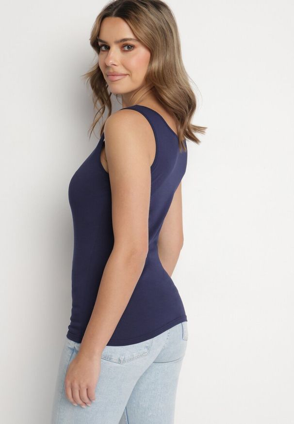 Born2be - Granatowy Bawełniany Top o Dopasowanym Kroju Bez Rękawów Ravialda. Okazja: na co dzień. Kolor: niebieski. Materiał: bawełna. Długość rękawa: bez rękawów. Wzór: gładki. Styl: casual, elegancki, klasyczny
