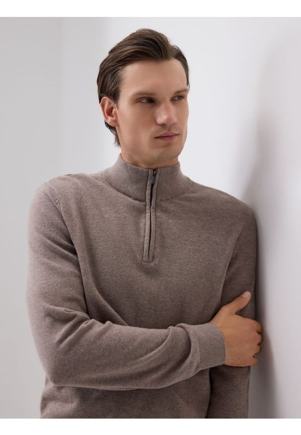 Reserved - Sweter z zapinanym golfem - beżowy. Typ kołnierza: golf. Kolor: beżowy. Materiał: bawełna, dzianina