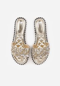 Born2be - Złote Eleganckie Klapki z Biżuteryjnymi Aplikacjami Erannia. Okazja: na co dzień. Kolor: złoty. Materiał: len. Wzór: aplikacja. Sezon: lato. Styl: elegancki #9