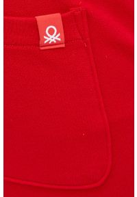 United Colors of Benetton spodnie męskie kolor czerwony gładkie. Kolor: czerwony. Materiał: dzianina. Wzór: gładki