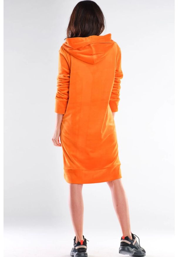 Sukienki.shop - Bluzowa sukienka kangurka z kapturem welurowa pomarańcz. Okazja: na co dzień. Typ kołnierza: kaptur. Materiał: welur. Styl: casual