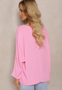 Renee - Różowa Bluzka o Fasonie Nietoperza z Naszyjnikiem Kenola. Kolor: różowy. Styl: elegancki