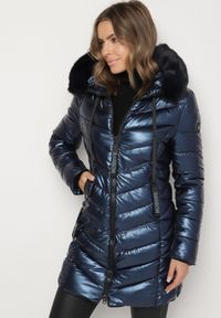 Born2be - Granatowa Pikowana Kurtka o Taliowanym Kroju z Kapturem z Futerkiem Naleanna. Okazja: na co dzień. Typ kołnierza: kaptur. Kolor: niebieski. Materiał: futro. Styl: casual #2