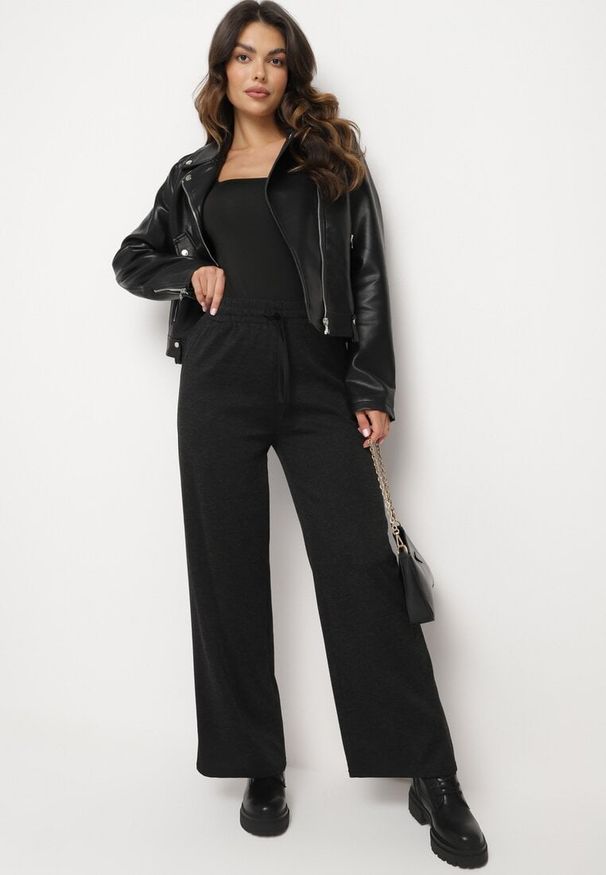Born2be - Czarne Dzianinowe Szerokie Spodnie z Wysokim Stanem Sznurkiem i Gumką w Pasie Cretinna. Stan: podwyższony. Kolor: czarny. Materiał: dzianina. Długość: długie. Styl: elegancki