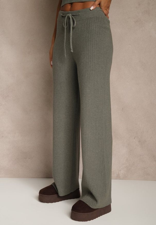 Renee - Ciemnozielony Komplet z Dzianiny z Wiskozą Spodnie Bluzka ze Stójką i Kardigan Vetisene. Kolor: zielony. Materiał: dzianina, wiskoza