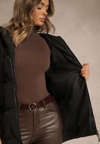 Renee - Czarna Pudełkowa Kurtka z Pikowanymi Przeszyciami i Kapturem z Futerkiem Vebina. Typ kołnierza: golf. Kolor: czarny. Materiał: futro. Styl: elegancki #3