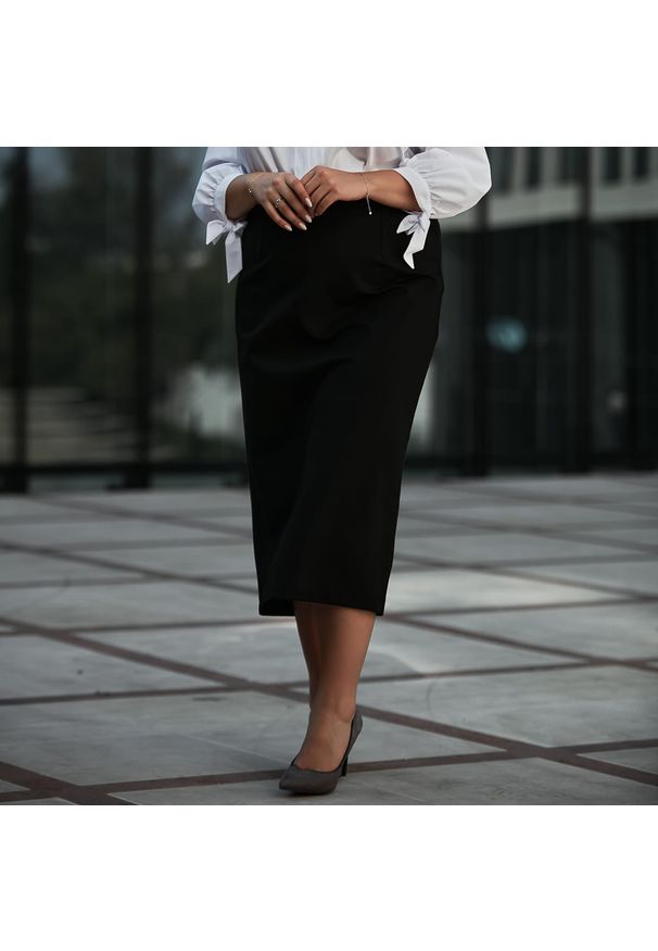 Czarna spódnica Moda Size Plus Iwanek na jesień, krótka