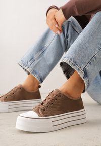 Renee - Brązowe Plecione Trampki na Platformie Irivana. Kolor: brązowy. Materiał: zamsz, jeans. Szerokość cholewki: normalna. Wzór: haft. Obcas: na platformie. Styl: sportowy, boho #1