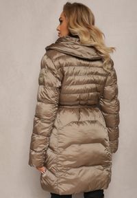 Renee - Ciemnobeżowa Kurtka z Klasycznym Pikowaniem i Wiązanym Paskiem Aldomisia. Kolor: beżowy. Materiał: materiał. Styl: klasyczny #3