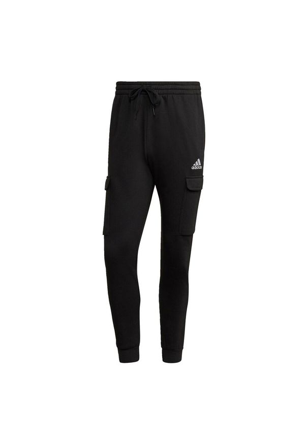 Adidas - Spodnie dresowe męskie adidas Essentials Fleece Regular Tapered Cargo. Kolor: czarny, wielokolorowy, biały. Materiał: poliester, bawełna, polar, dresówka. Sport: fitness, joga i pilates