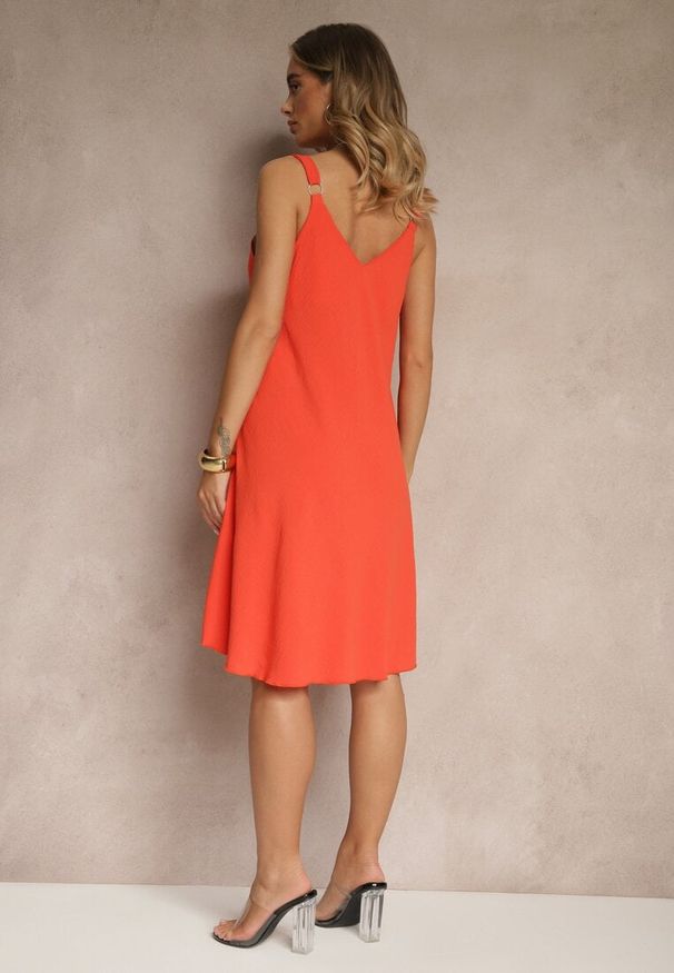 Renee - Czerwona Trapezowa Sukienka z Wiskozy na Ramiączkach z Dekoltem w Serek Folianne. Okazja: na co dzień. Typ kołnierza: dekolt w serek. Kolor: czerwony. Materiał: wiskoza. Długość rękawa: na ramiączkach. Typ sukienki: trapezowe. Styl: elegancki, klasyczny, casual