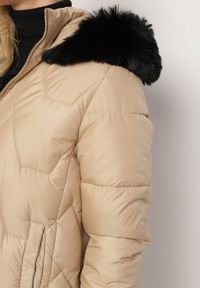 Born2be - Beżowa Pikowana Kurtka o Długim Kroju z Kapturem Kieszeniami i Odpinanym Futerkiem Liliraeth. Okazja: na co dzień, na spacer. Typ kołnierza: kaptur. Kolor: beżowy. Materiał: futro. Długość rękawa: długi rękaw. Długość: długie. Wzór: aplikacja. Styl: casual, elegancki #5