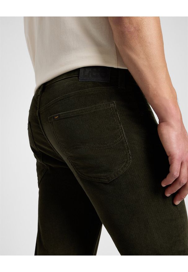 Lee - LEE MĘSKIE SPODNIE MATERIAŁOWE SZTRUKSOWE SZTRUKS DAREN ZIP FLY OLIVE NIGHT 112355816 L707016192. Materiał: sztruks, materiał