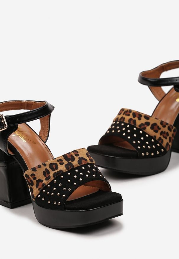 Born2be - Czarne Sandały na Słupku i Platformie z Ozdobnymi Nitami i Zapięciem przy Kostce Sirgata. Kolor: czarny. Sezon: lato. Obcas: na platformie. Styl: klasyczny, boho, elegancki