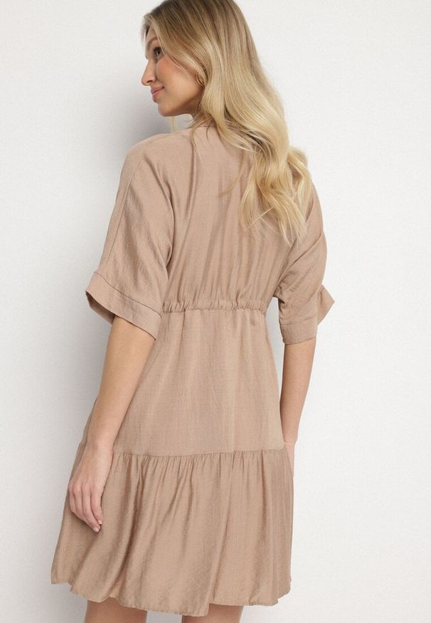 Born2be - Ciemnobeżowa Sukienka Koszulowa z Wiskozy z Kołnierzykiem i Wiązaniem Nanieria. Okazja: na co dzień. Kolor: beżowy. Materiał: wiskoza. Długość rękawa: krótki rękaw. Typ sukienki: koszulowe. Styl: casual, boho