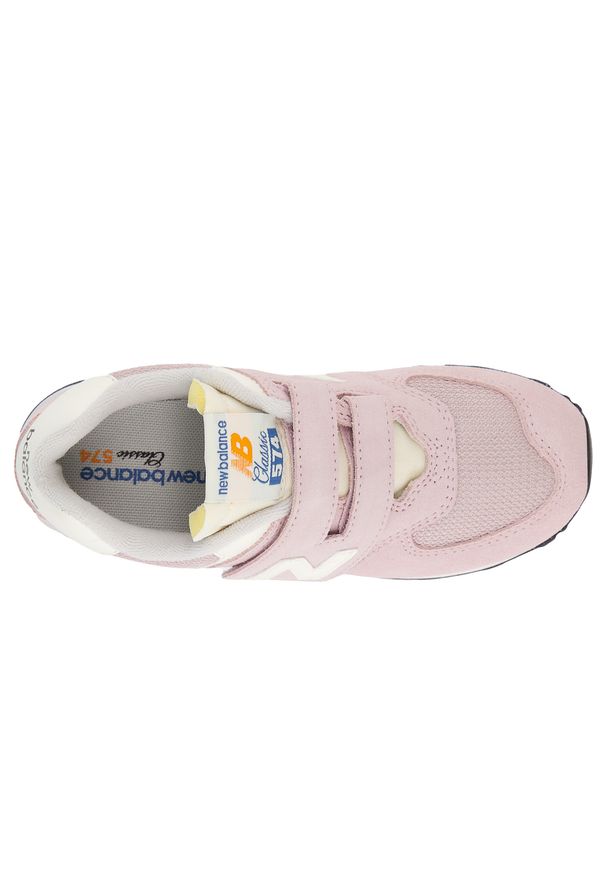 Buty dziecięce New Balance PV574VPK – różowe. Zapięcie: rzepy. Kolor: różowy. Materiał: zamsz, materiał, syntetyk, guma. Szerokość cholewki: normalna. Model: New Balance 574. Sport: turystyka piesza