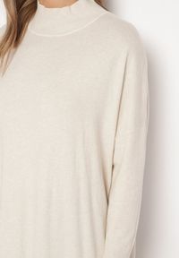 Born2be - Jasnobeżowa Sweterkowa Sukienka z Golfem i Wiskozą o Pudełkowym Kroju Alirinna. Okazja: na co dzień. Typ kołnierza: golf. Kolor: biały. Materiał: wiskoza. Wzór: aplikacja, gładki. Sezon: zima, jesień. Styl: casual #5