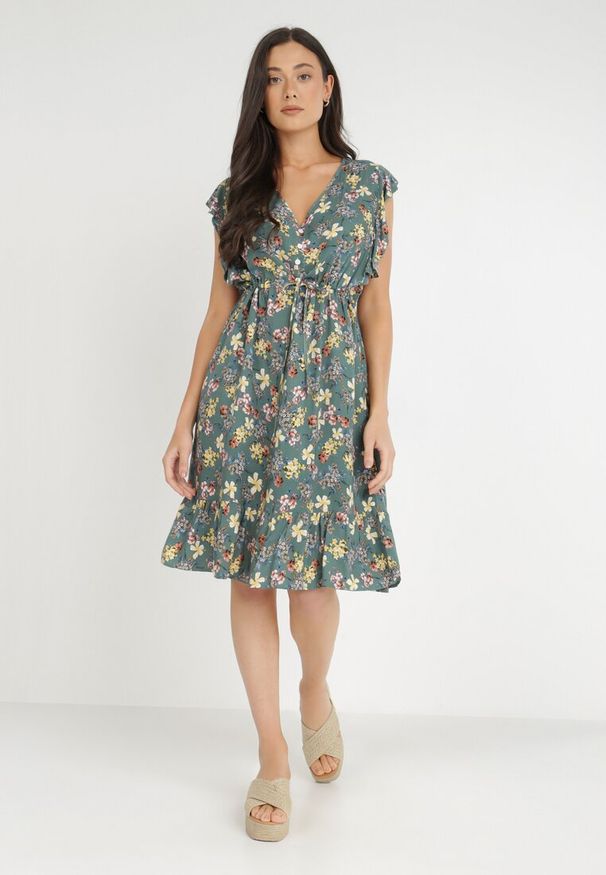 Born2be - Zielona Sukienka z Wiskozy Actamia. Okazja: na co dzień. Typ kołnierza: kołnierz z falbankami, kokarda. Kolor: zielony. Materiał: wiskoza. Wzór: kwiaty. Typ sukienki: proste. Styl: casual. Długość: mini